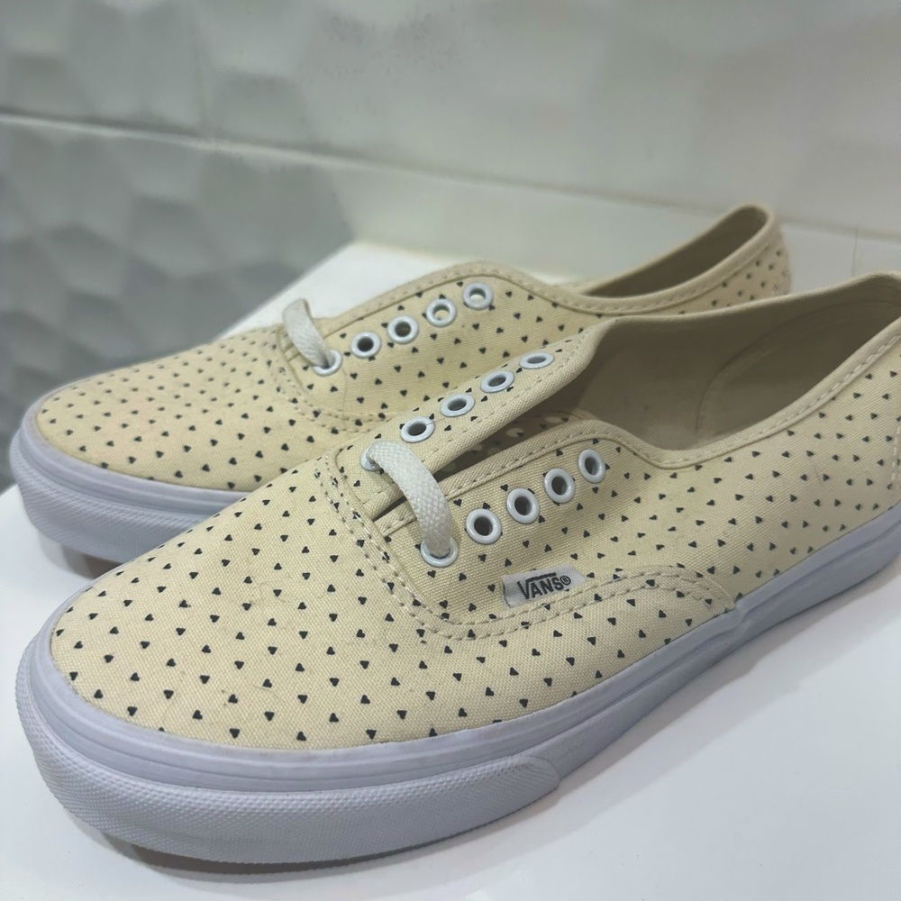 BRAND NEW VANS WITH HEARTS
